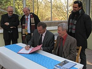 Signature de la convention par J.-M. Bockel et Yves Muller - Photo Cathy Zell