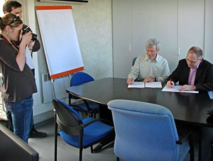 Yves Muller et Philippe Merckling signent la convention en présence de la presse - Photo Cathy Zell