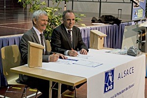Yves Muller et Bruno Fyot signent la convention entre la LPO Alsace et EDF Alsace - Photo Nicolas Buhrel