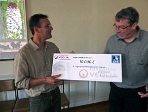 Thierry Beaucamps (Véolia) remet un chèque de 10000 euros à Christian Braun - Photo Cathy Zell