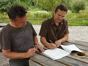 Jérôme Renaud, Président de SNA, et Christian Braun, Directeur de la LPO, signent la convention de partenariat - Photo Suzel Hurstel