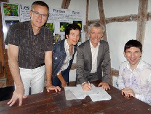 Signature de la convention Refuge LPO par les différents partenaires - Photo Philippe Defranoux