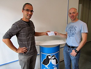 Franck Kauffeisen (à d.) remet officiellement un chèque à Eric Brunissen de la LPO Alsace, en charge notamment de la protection du courlis cendré - Photo Cathy Zell