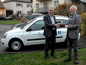 Jean-Claude Mutschler, Directeur des ressources humaines d'ES, remet les clés à Yves Muller, Président de la LPO Alsace.