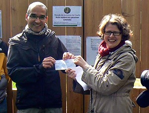 Mme Taesch-Kauffeisen remet le chèque à Eric Brunissen de la LPO Alsace - Photo "Foulées du Courlis"