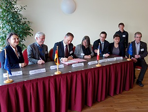 Signature de la convention du programme Ramsar Rhinature par les divers partenaires - Photo Felix Normann