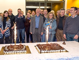 Administrateurs et salariés de l'association devant les gâteaux d'anniversaire (photo Florian Girardin)
