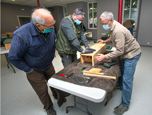 Chantier de construction de nichoirs à chevêches (photo Gérard Lacoumette)