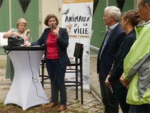 Jeanne Barseghian et Marie-France Hamard lors de la conférence de presse du 2 juillet, aux côtés des lauréats de l'appel à projet (photo Cathy Zell)