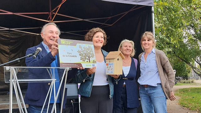 Allain Bougrain Dubourg remet le label Refuge LPO et un nichoir à Jeanne Barseghian - Photo Yves Muller