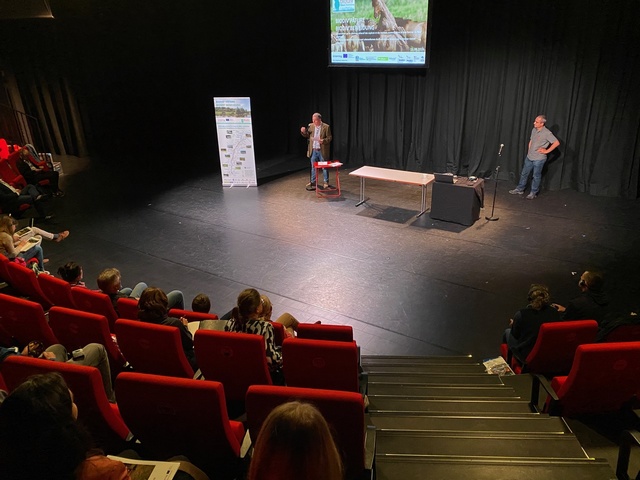 Une assemblée attentive - Photo Cathy Zell